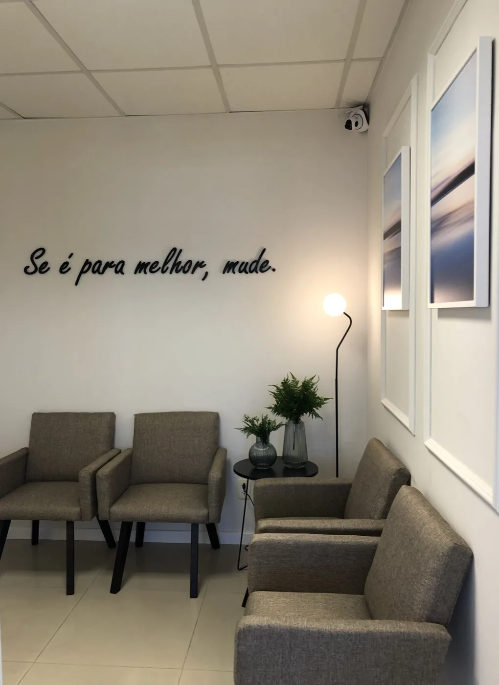 Sala de espera da Clínica Zuqui com poltronas e a frase “Se é para melhor, mude.”