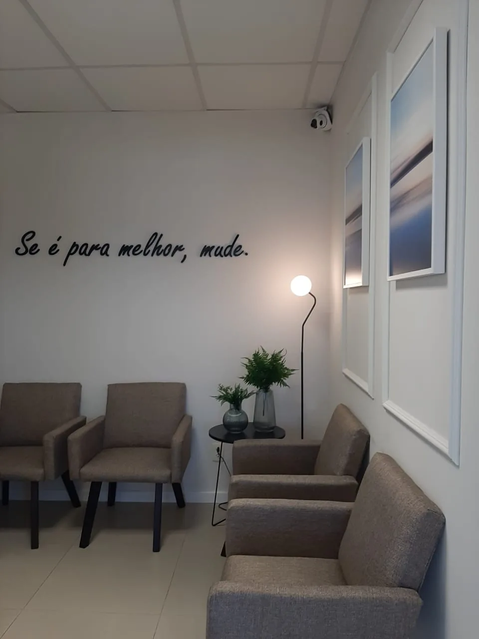 Sala de espera com a frase “Se é para melhor, mude.” na parede